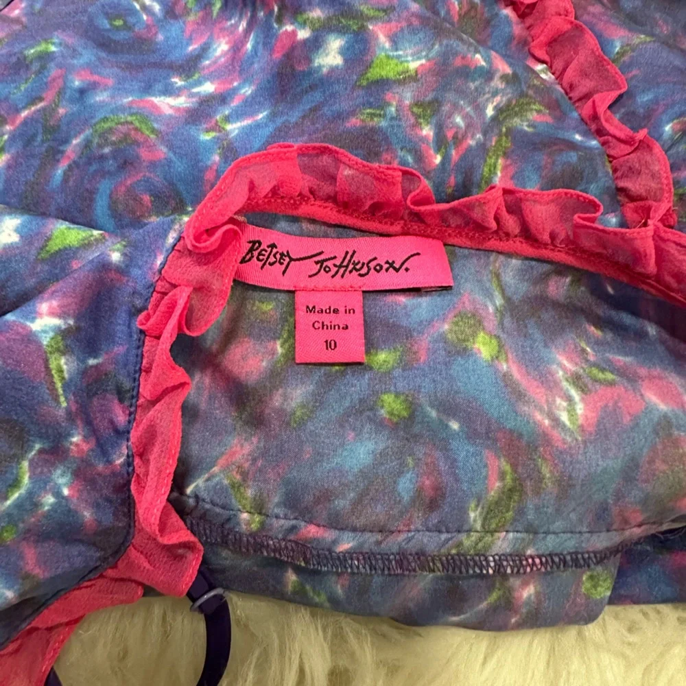 Betsey Johnson Y2K chemise with beautiful pink buttons and a ruffle back